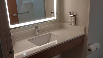 Combined shower/bathtub, free toiletries, hair dryer, towels