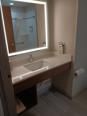 Combined shower/tub, free toiletries, hair dryer, towels