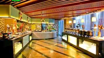 Daily buffet breakfast (CNY 126 per person)