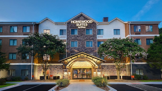 A hotel with a stone facade, a central entrance with a canopy, and a parking lot with handicapped accessibility. - Homewood Suites by Hilton Yorktown Newport News (Yorktown)