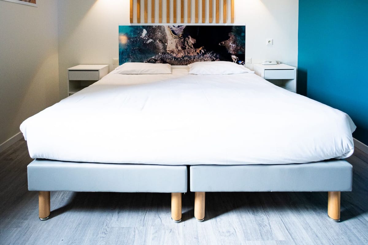 Habitación doble | Ropa de cama de alta calidad, decoración personalizada y escritorio