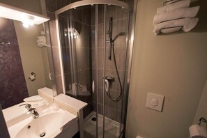 Comfort Single Room | Bathroom | Shower, free toiletries, hair dryer, towels - Hotel Grand Cap (Agde)