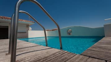 Una piscina al aire libre de temporada