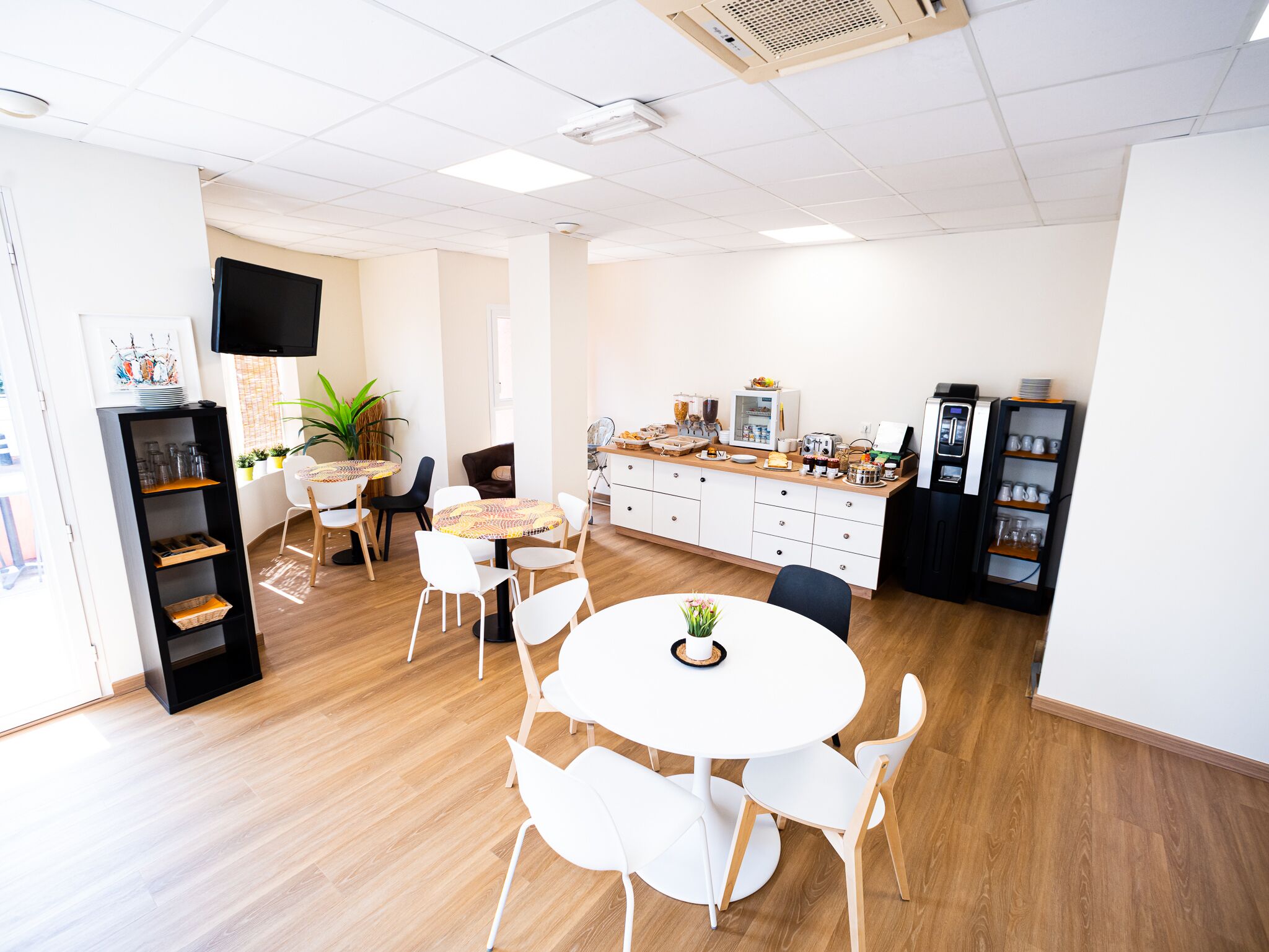 Daily continental breakfast (EUR 12 per person)