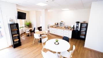 Desayuno continental diario (EUR 12 por persona)