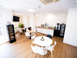 Petit déjeuner continental servi tous les jours en supplément