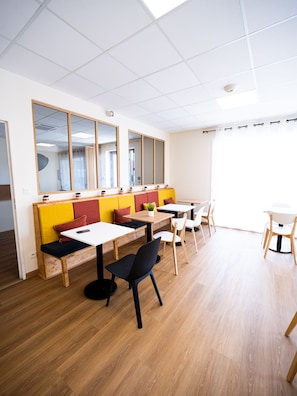 Daily continental breakfast (EUR 12 per person)
