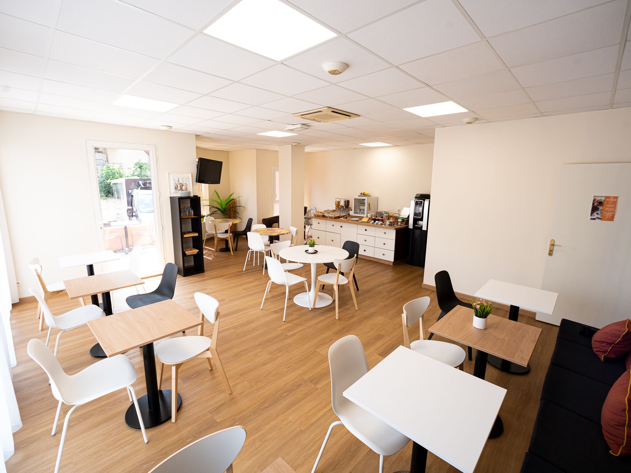 daily continental breakfast (eur 11 per person)