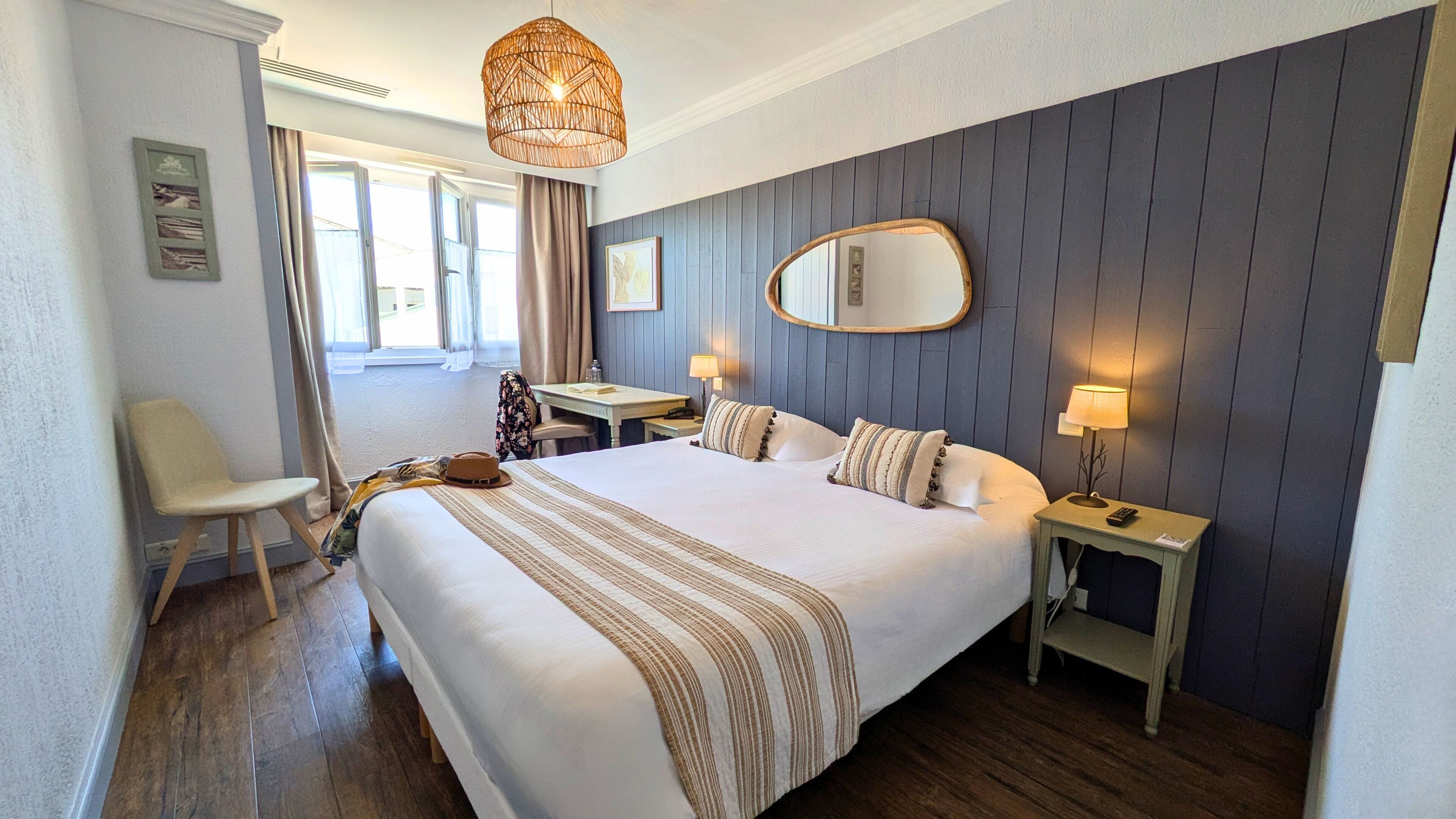 标准房 | 客房内保险箱、特色装修、特色家居、办公桌