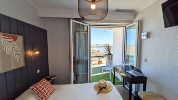 Standard Room | In-room safe, individually decorated, individually furnished, desk