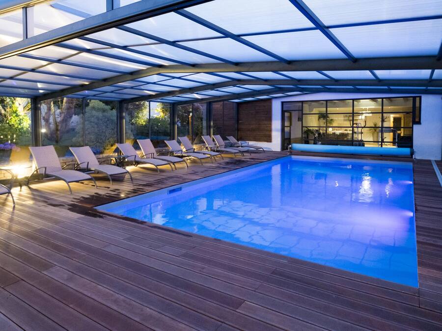 Innenpool, AuĂenpool, Sonnenschirme, LiegestĂŒhle