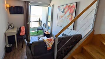 Room | In-room safe, individually decorated, individually furnished, desk