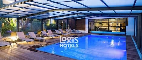 Piscine intérieure, piscine extérieure, 9 h à  21 h, parasols