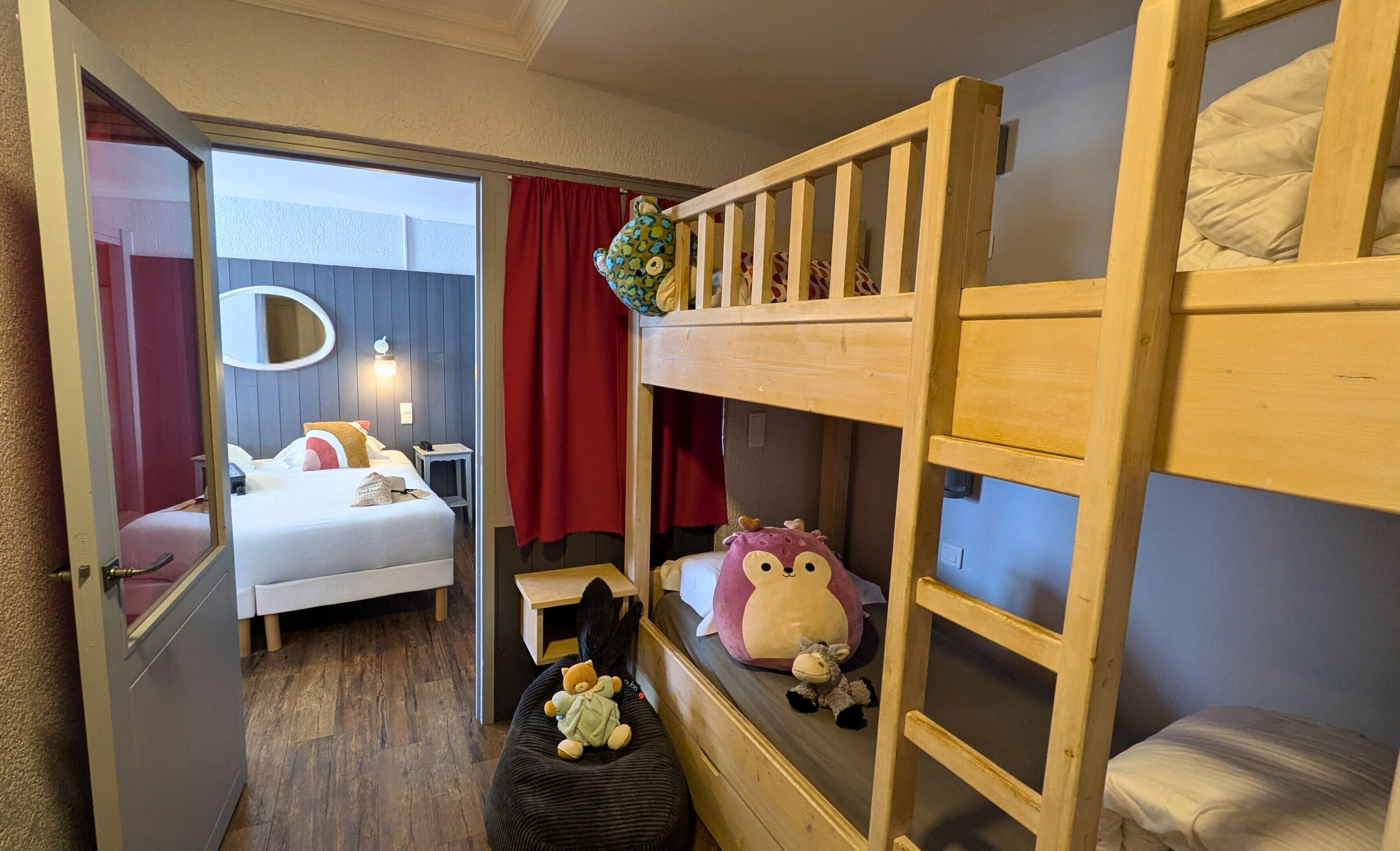 家庭房 | 客房内保险箱、特色装修、特色家居、办公桌