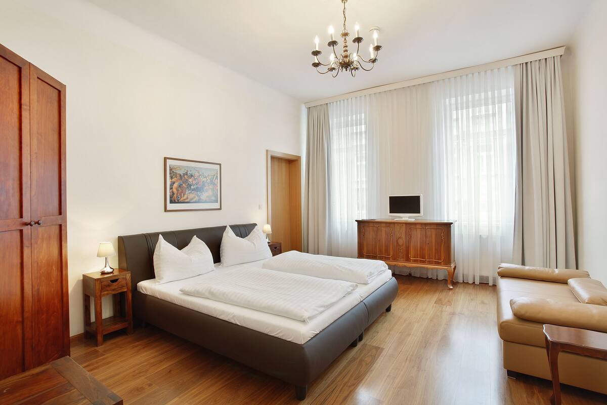 Quarto casal clássico | Frigobar, cofres nos quartos, escrivaninha, Wi-Fi de cortesia