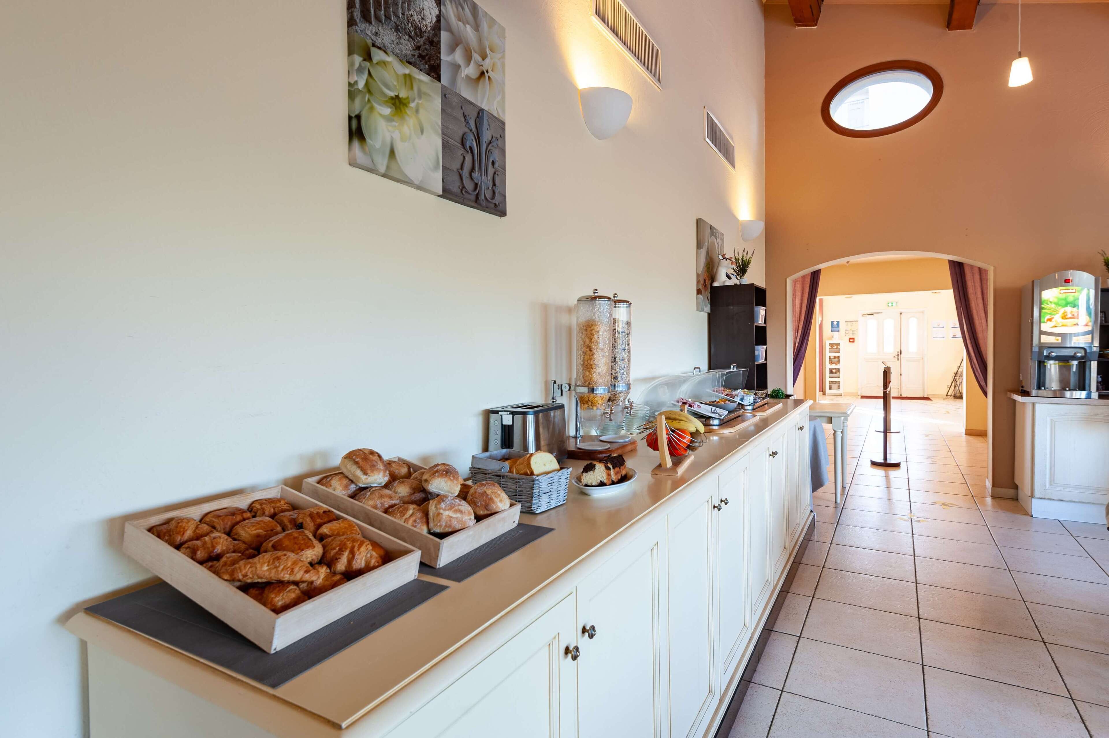 Daily buffet breakfast (EUR 11 per person)