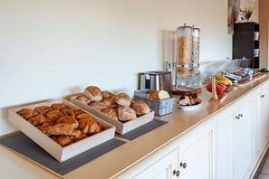 Daily buffet breakfast for a fee - ResidHotel Golf Grand Avignon (Vedene)