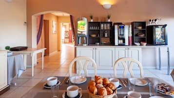 Desayuno buffet (EUR 11 por persona)