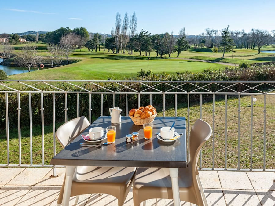 One bedroom apartment for 2 people with balcony and golf view | Terrace/patio