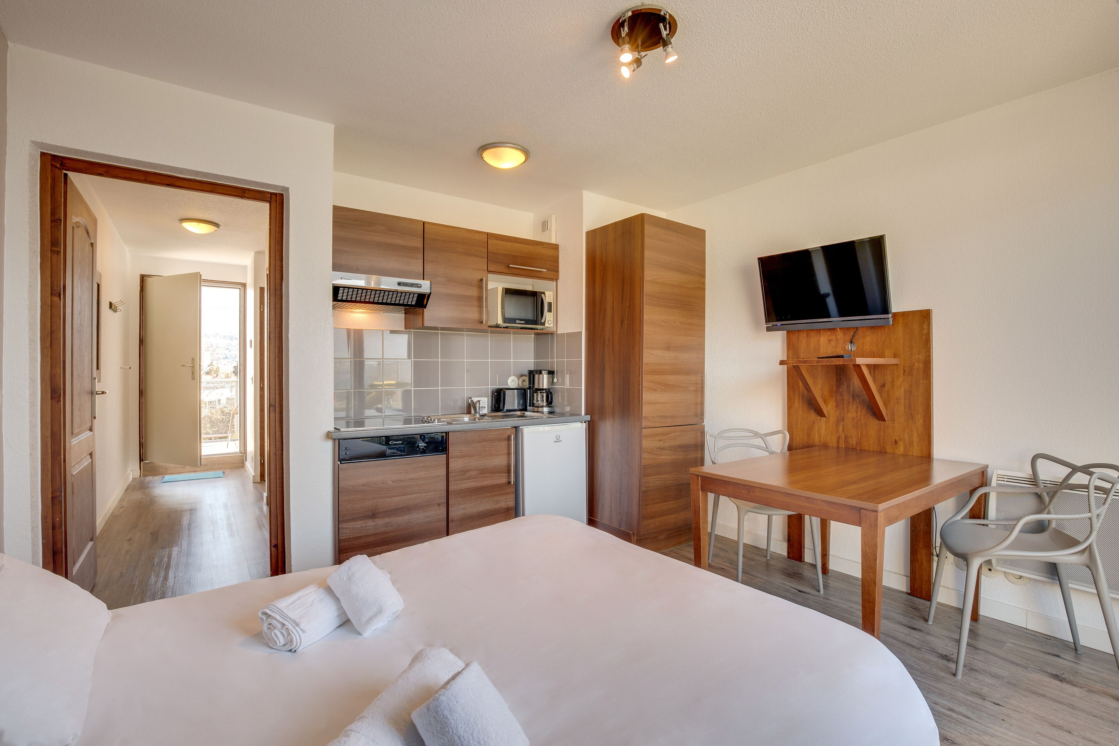 Studio, vue lac | Coin cuisine privé | Réfrigérateur, micro-ondes, plaque de cuisson, lave-vaisselle