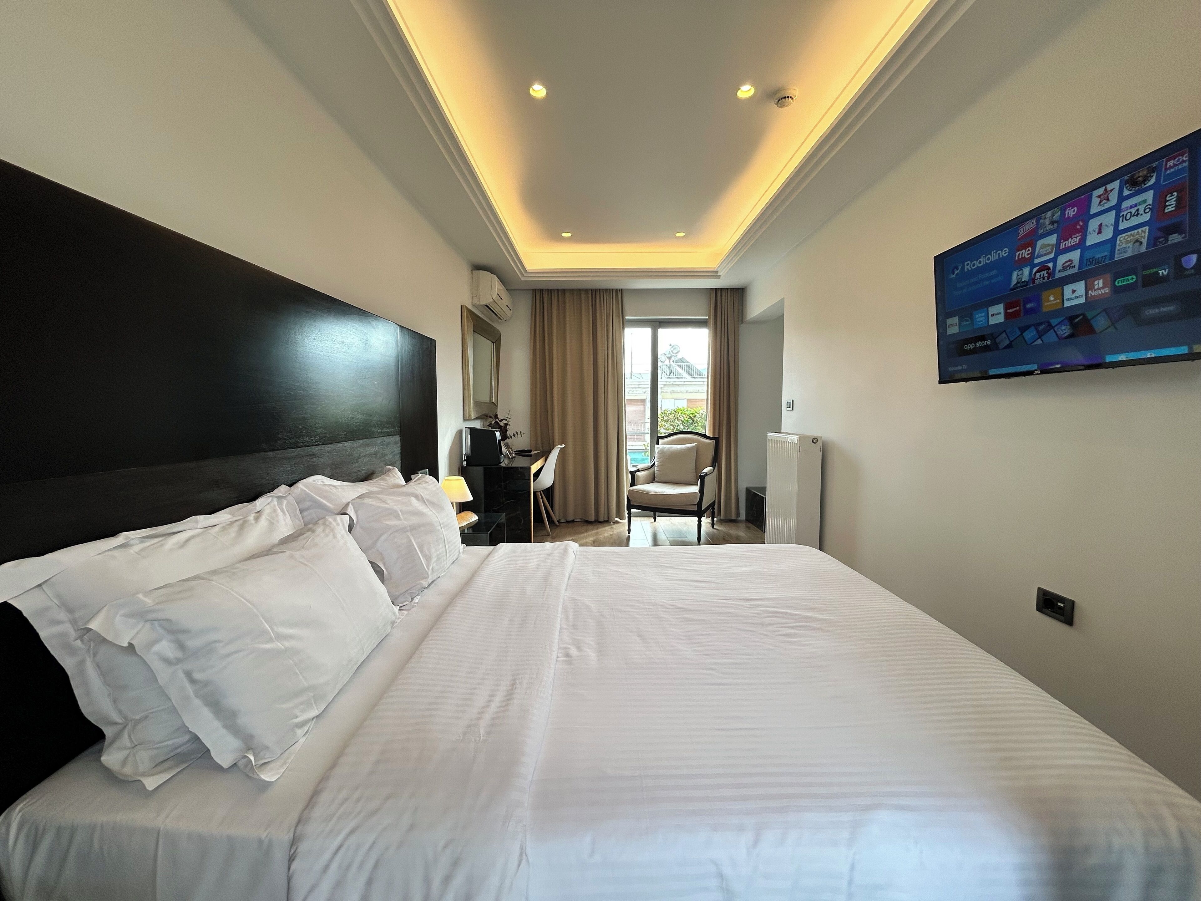 ห้องสวีท | เตียงเมมโมรีโฟม, โต๊ะทำงาน, ผ้าม่านกันแสง, ห้องเก็บเสียง