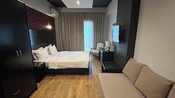 Chambre Triple | Matelas mémoire de forme, bureau, rideaux occultants