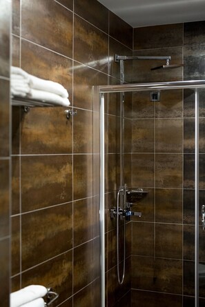 Memory foam-senger, skrivebord, blendingsgardiner og lydisolert