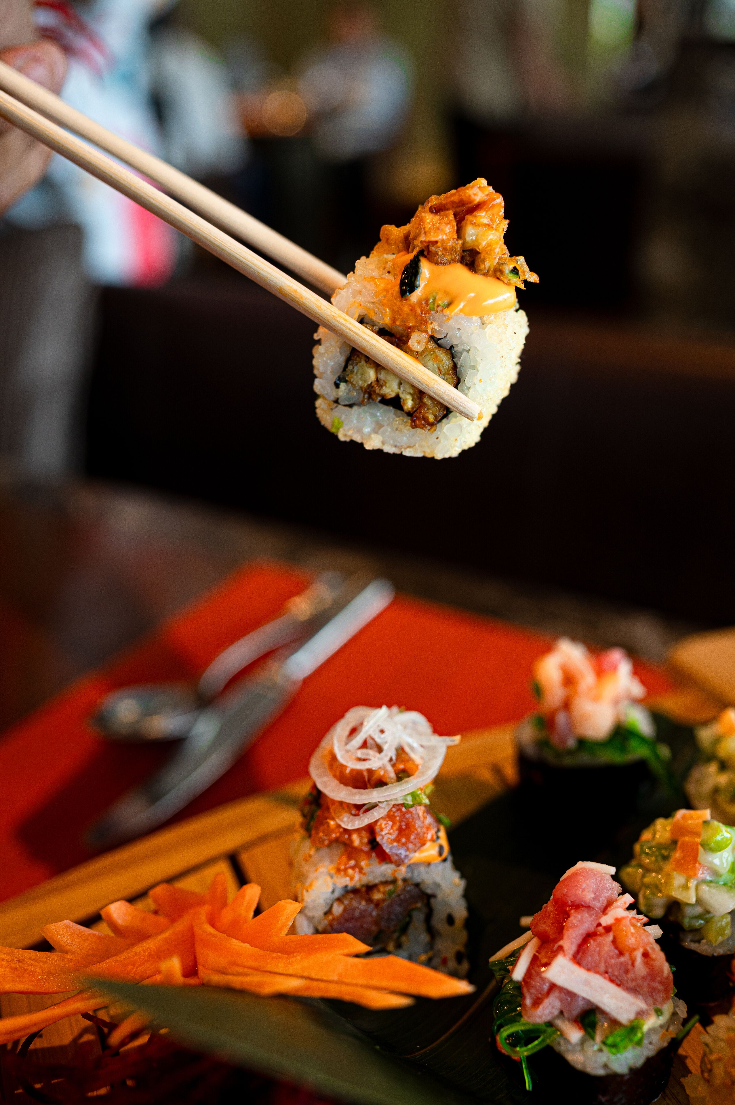 Sushi op stokjes.