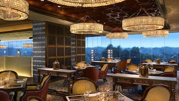 5 restaurants; breakfast, lunch, dinner and brunch served