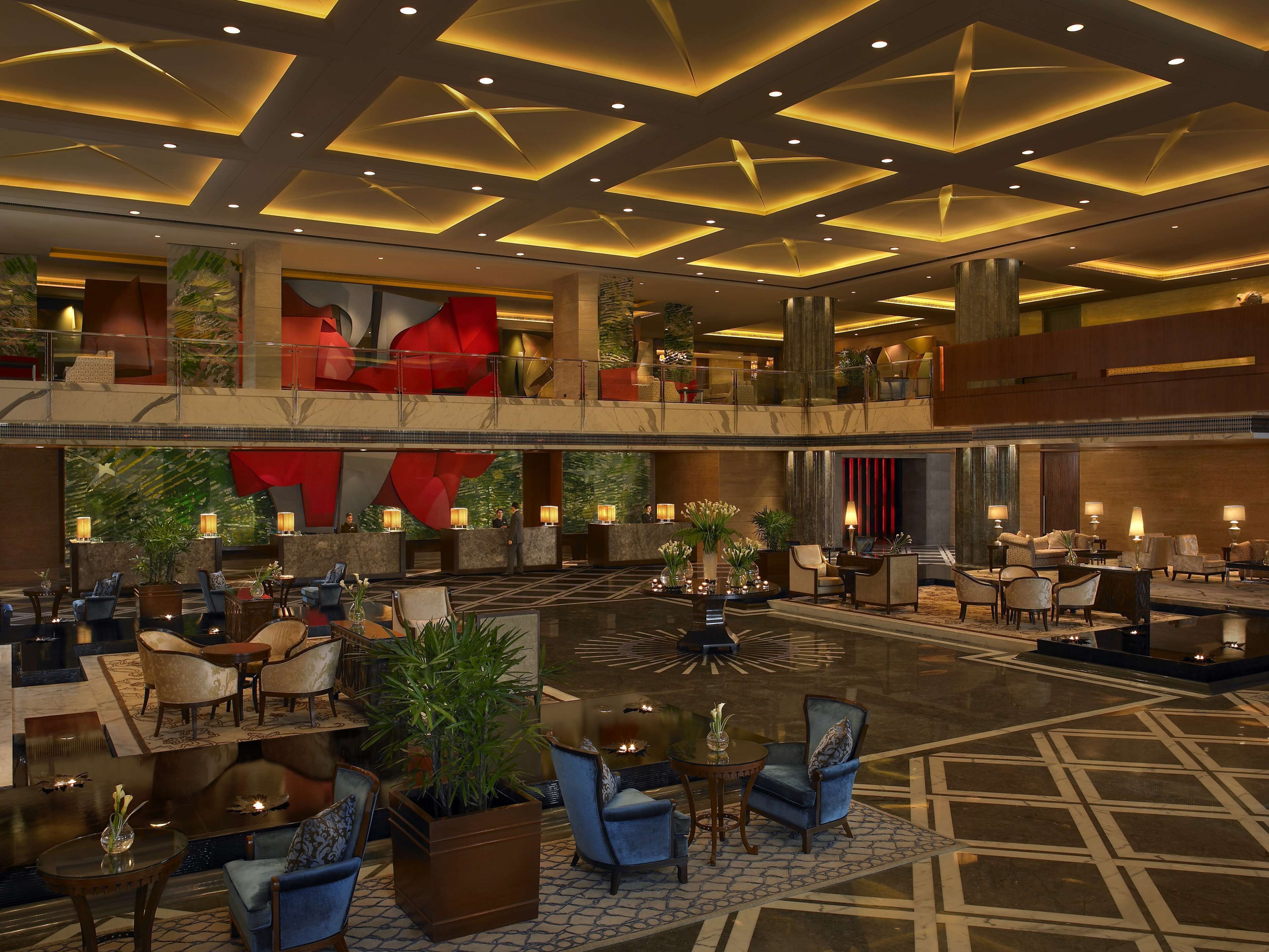 Eine geräumige Lobby mit mehreren Sitzbereichen, einer zentralen Wasserspiele und einem modernen Deckenstil.