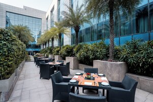 5 restaurants; breakfast, lunch, dinner and brunch served