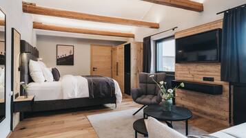 Family Suite | 1 bedroom, in-room safe, free WiFi, bed sheets