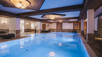 Piscine couverte, chaises longues