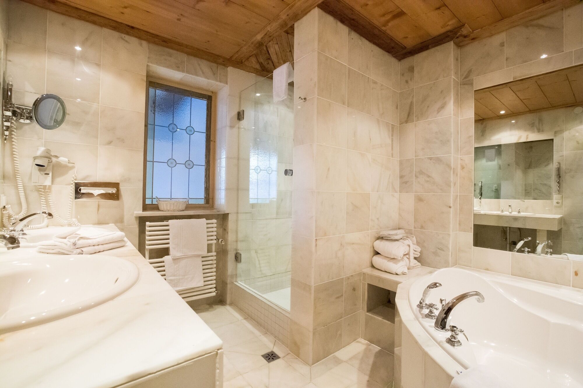 Une salle de bain moderne avec deux lavabos, une douche et une baignoire.