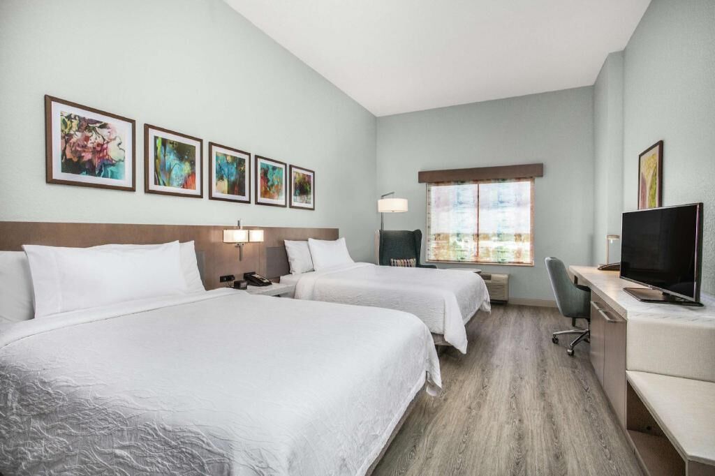 Ylelliset vuodevaatteet, pillowtop-patjalliset sängyt, työpöytä