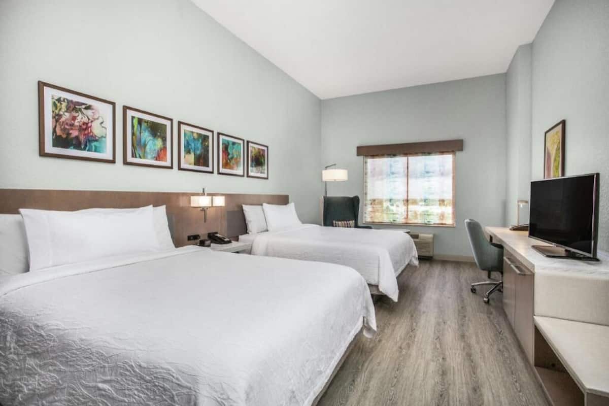 Ylelliset vuodevaatteet, pillowtop-patjalliset sängyt, työpöytä