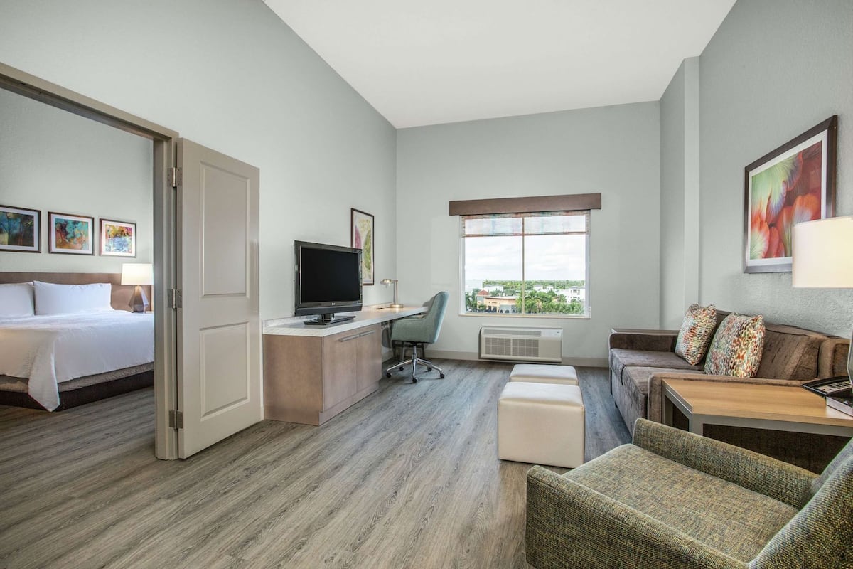 Ylelliset vuodevaatteet, pillowtop-patjalliset sängyt, työpöytä