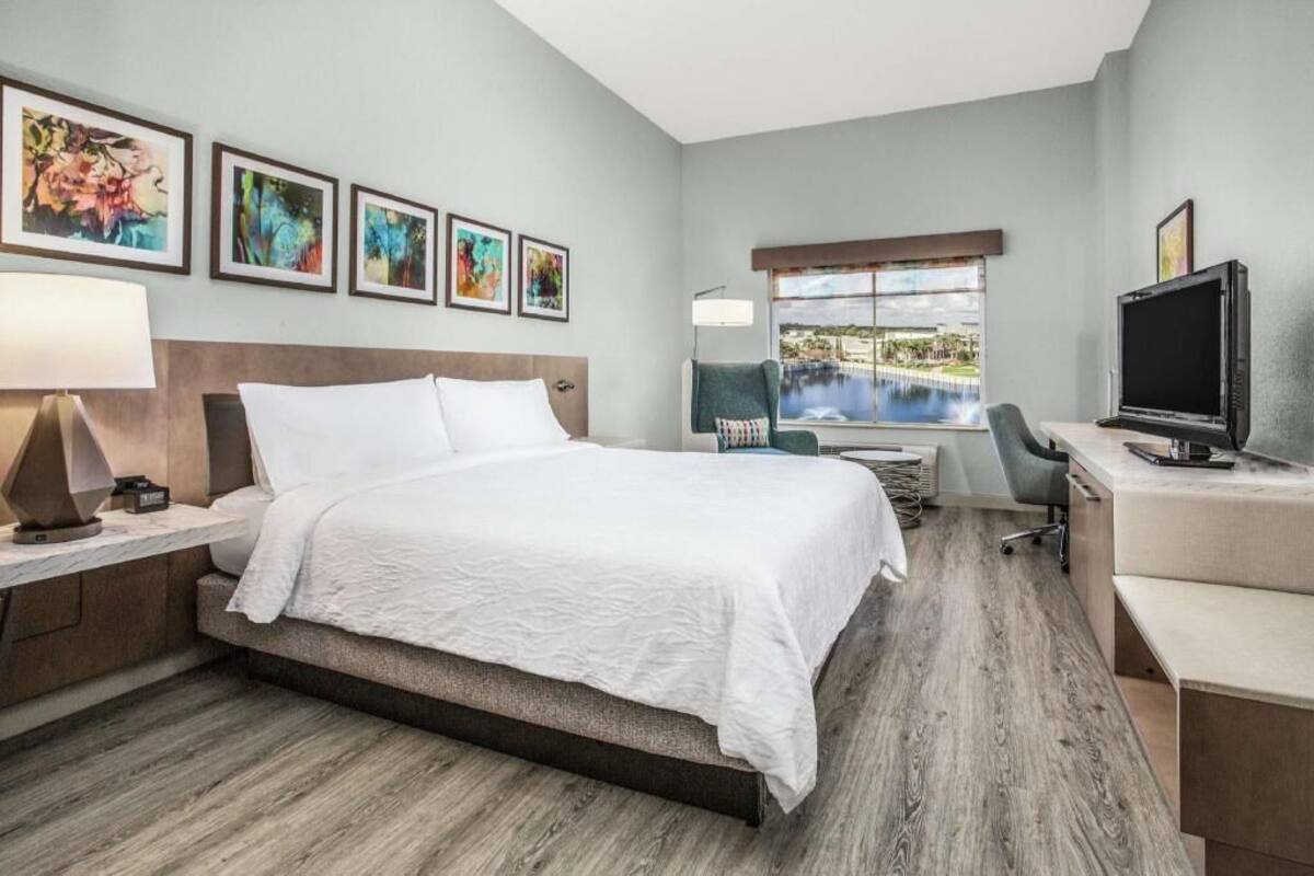 Ylelliset vuodevaatteet, pillowtop-patjalliset sängyt, työpöytä