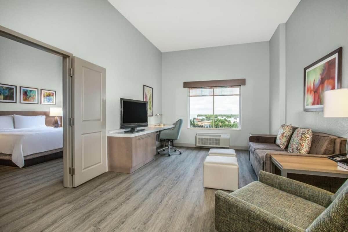 Ylelliset vuodevaatteet, pillowtop-patjalliset sängyt, työpöytä