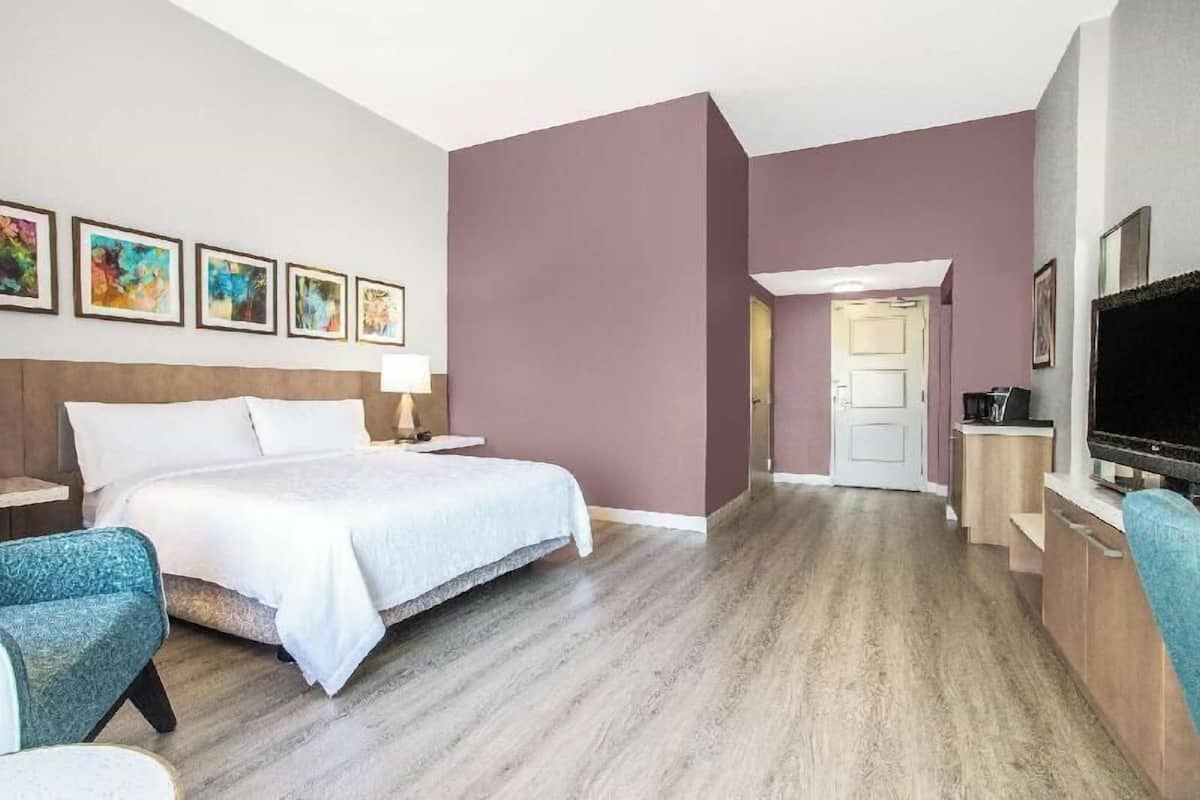 Ylelliset vuodevaatteet, pillowtop-patjalliset sängyt, työpöytä