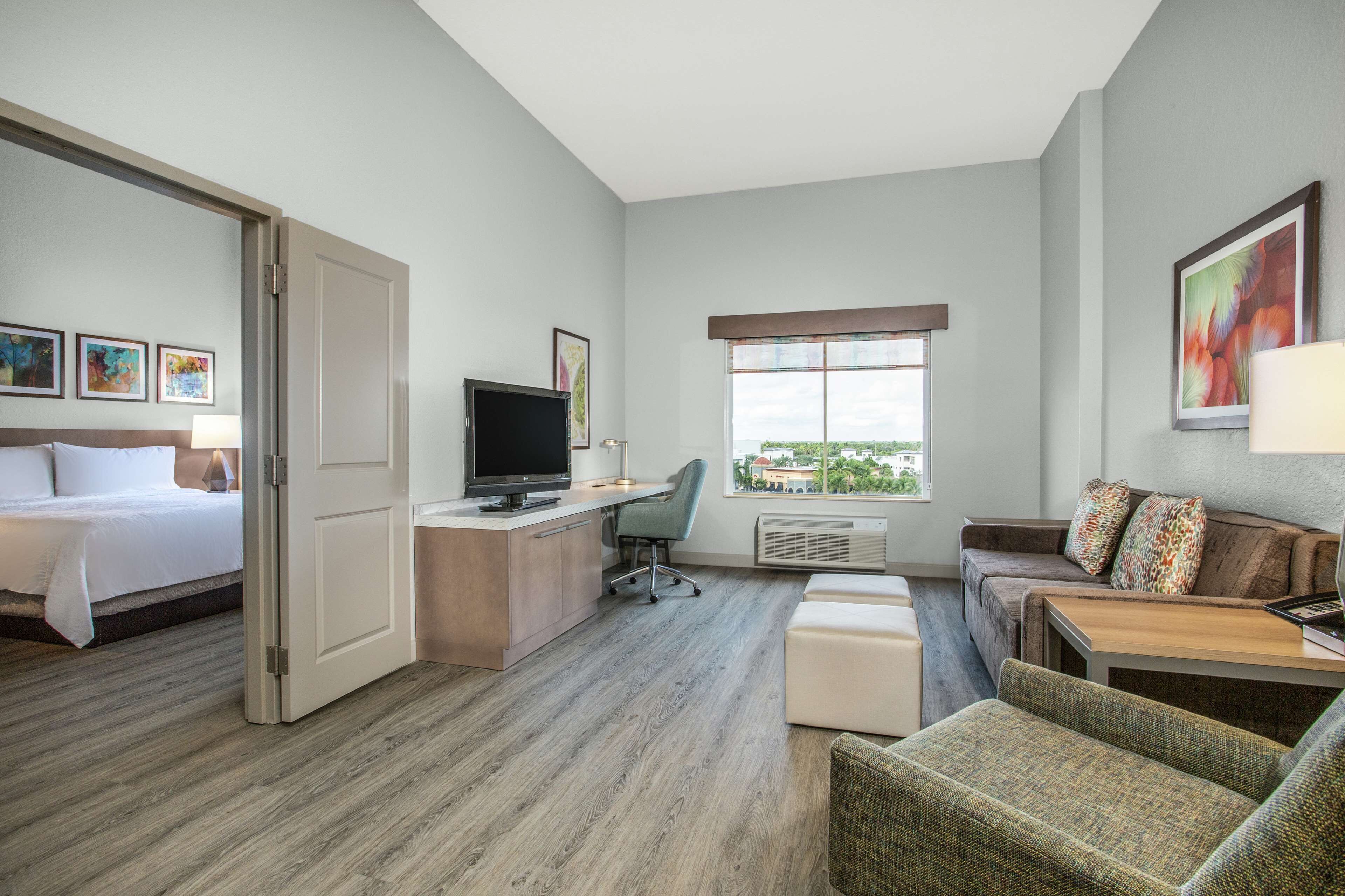 Ylelliset vuodevaatteet, pillowtop-patjalliset sängyt, työpöytä