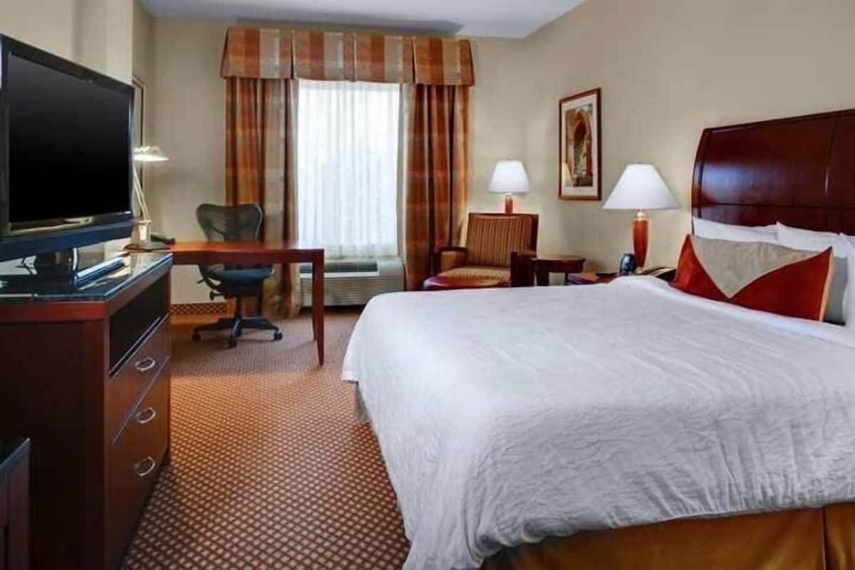 Ylelliset vuodevaatteet, pillowtop-patjalliset sängyt, työpöytä