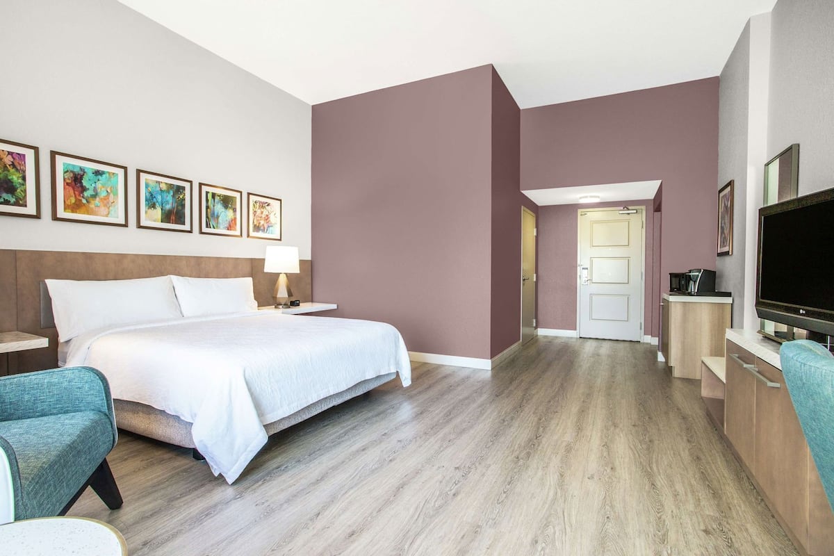 Ylelliset vuodevaatteet, pillowtop-patjalliset sängyt, työpöytä