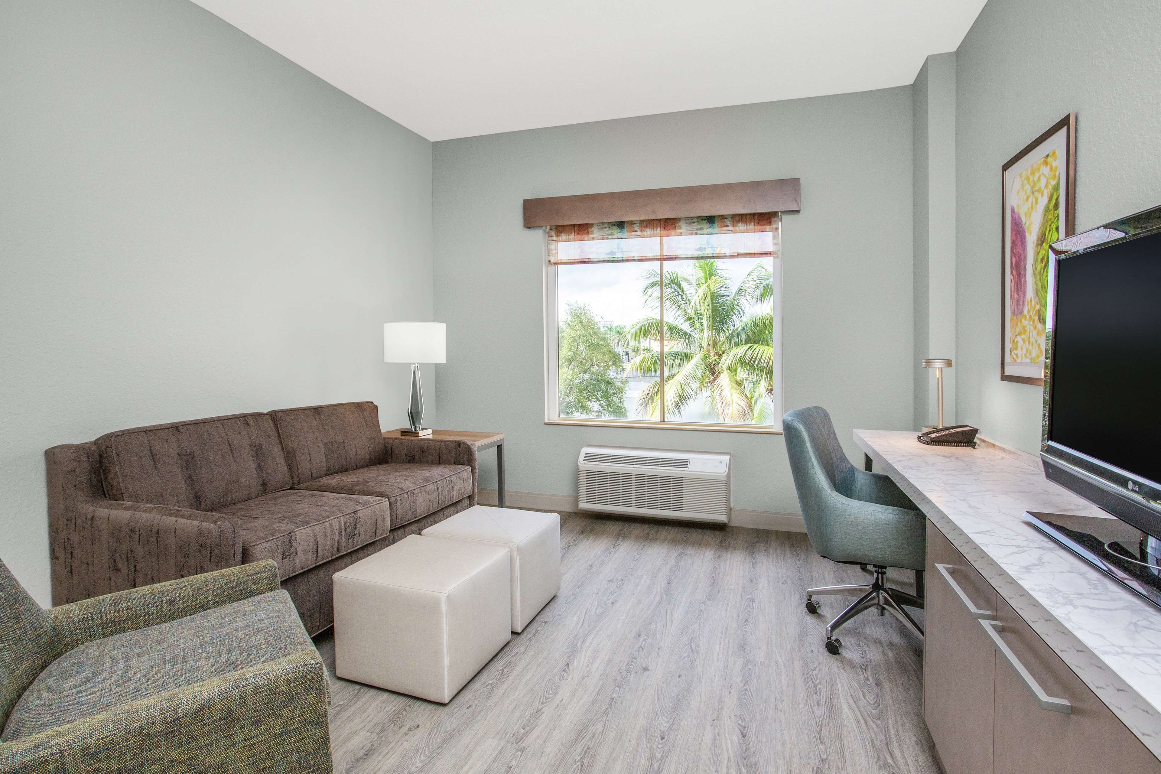 Ropa de cama de alta calidad, colchones con pillow-top y escritorio 