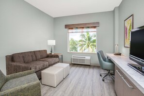 Rom, tilgjengelighetstilpasset | Sengetøy av topp kvalitet, senger med overmadrass og skrivebord