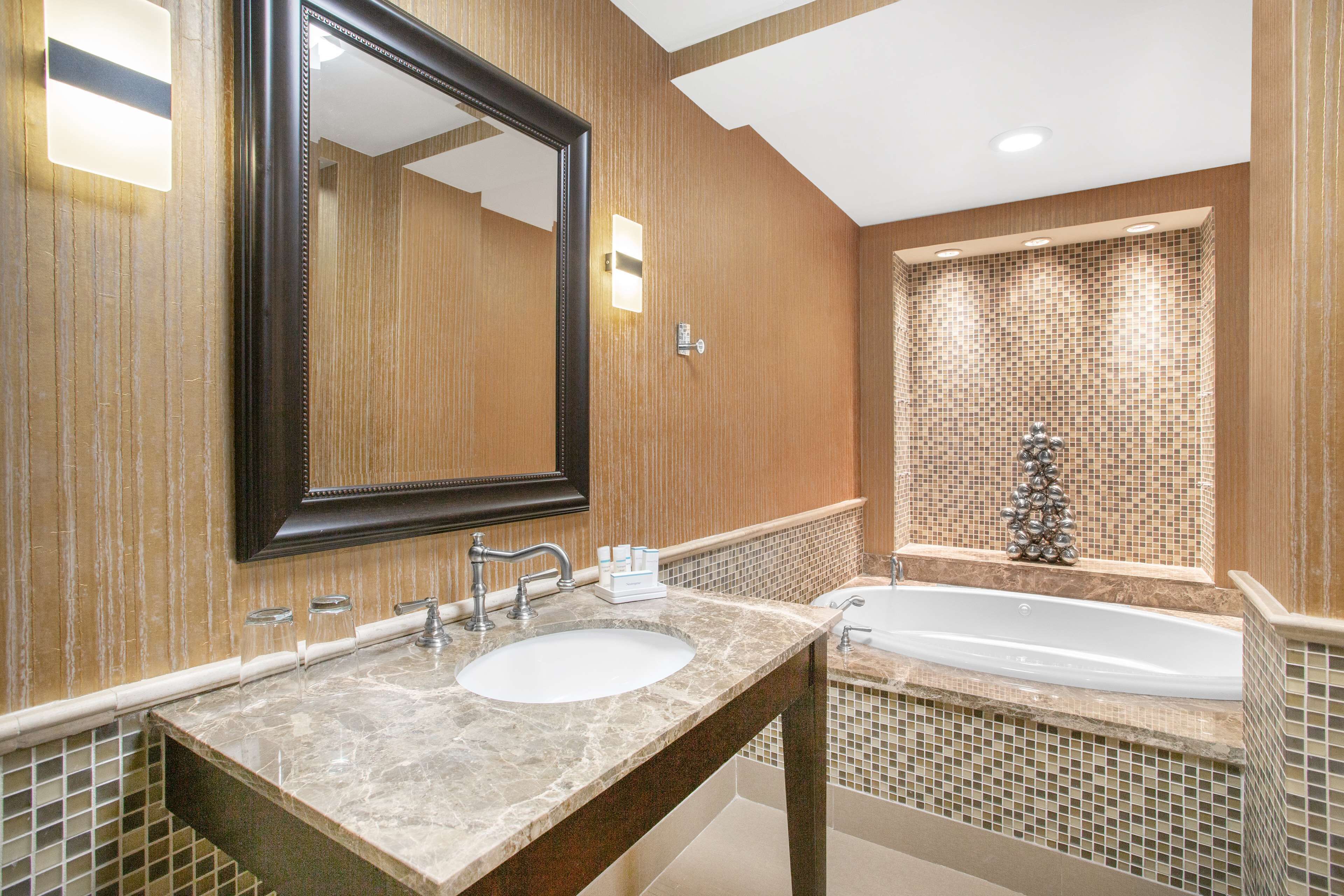 deluxe suite, one king bed | bathroom | combined shower/bathtub, free toiletries, hair dryer, towels