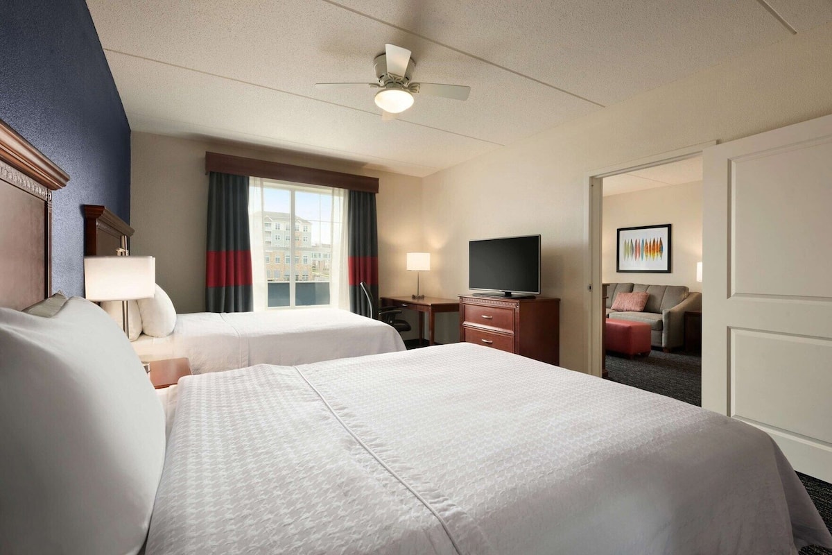 Hypo-allergenic bedding, down duvets, in-room safe, desk
