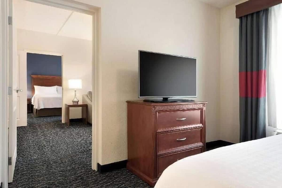 Hypo-allergenic bedding, down comforters, in-room safe, desk