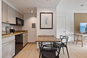 高档床上用品、客房内保险箱、特色家居、办公桌