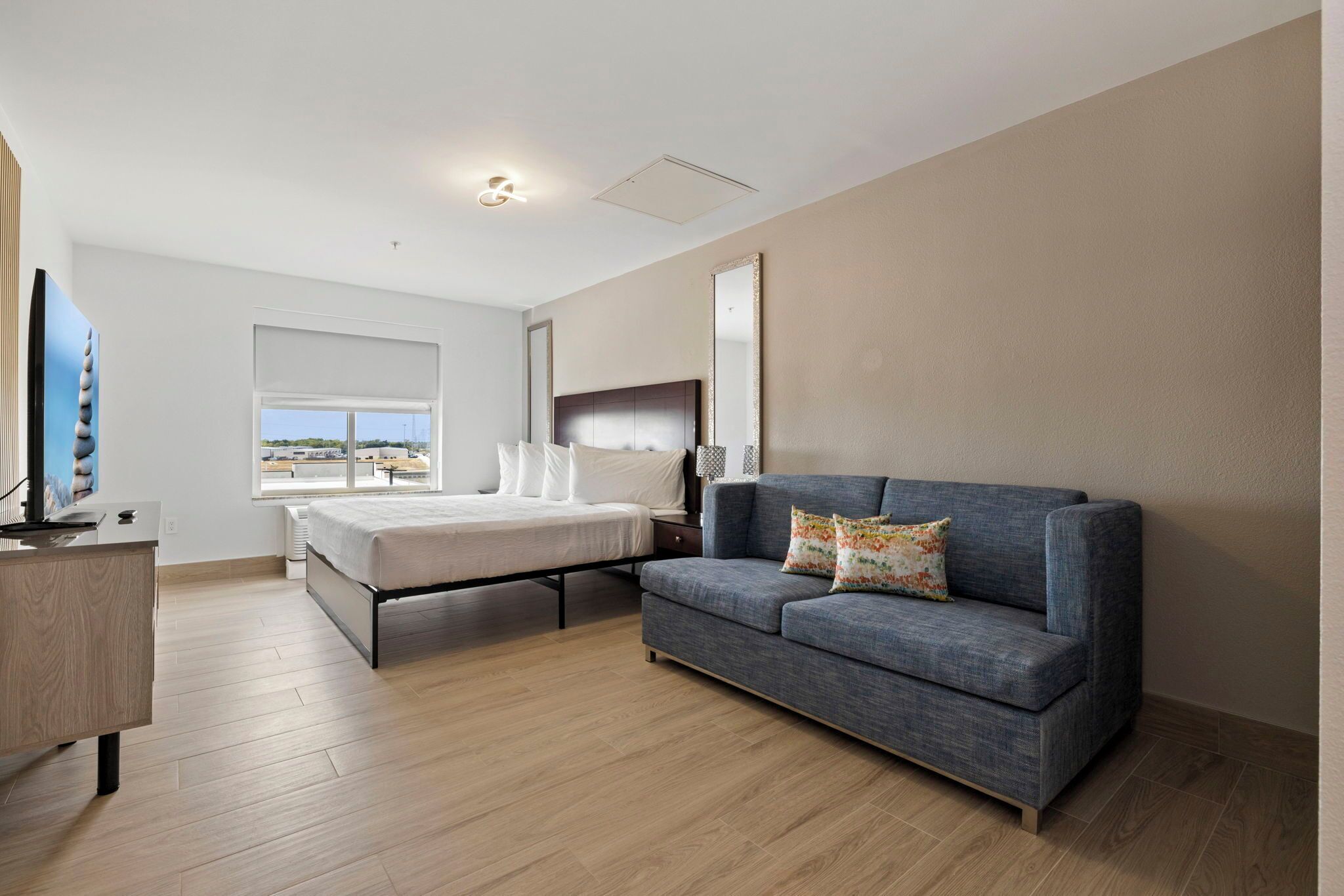 Premium bedding, in-room safe, individually furnished, desk